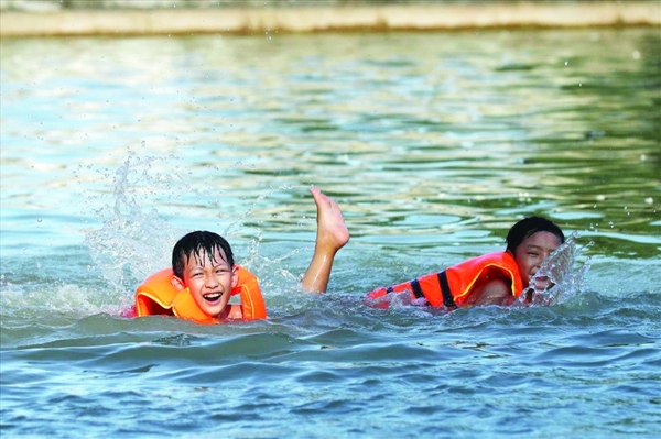 Dùng phao bơi đảm bảo an toàn khi xuống nước