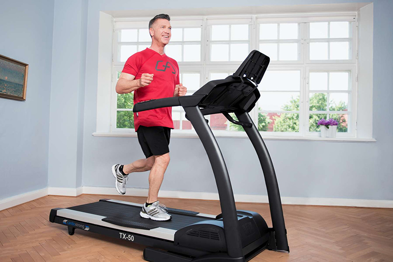 Tập thể dục tại nhà với máy chạy bộ