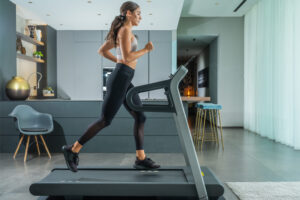 Tập thể dục với máy chạy bộ tại nhà