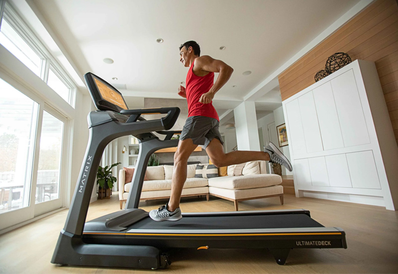 Tập thể dục với máy chạy bộ