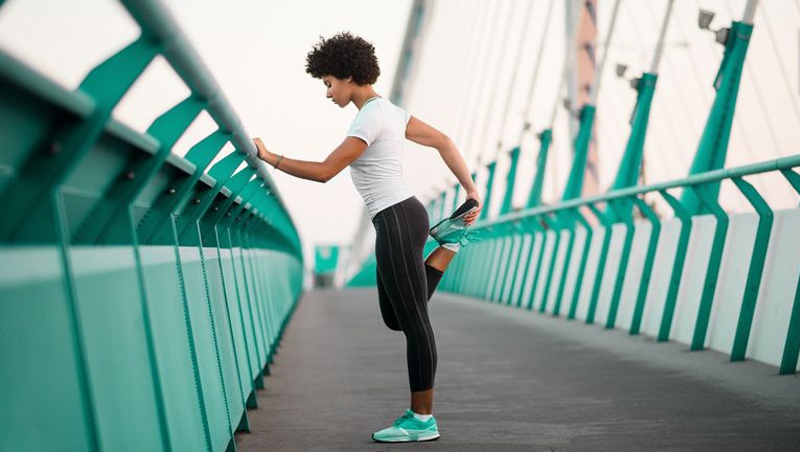 7 bài tập giãn cơ sau khi chơi bóng rổ giúp phục hồi nhanh 4 Giãn cơ bắp đùi giúp cơ thể nhanh nhẹn hơn