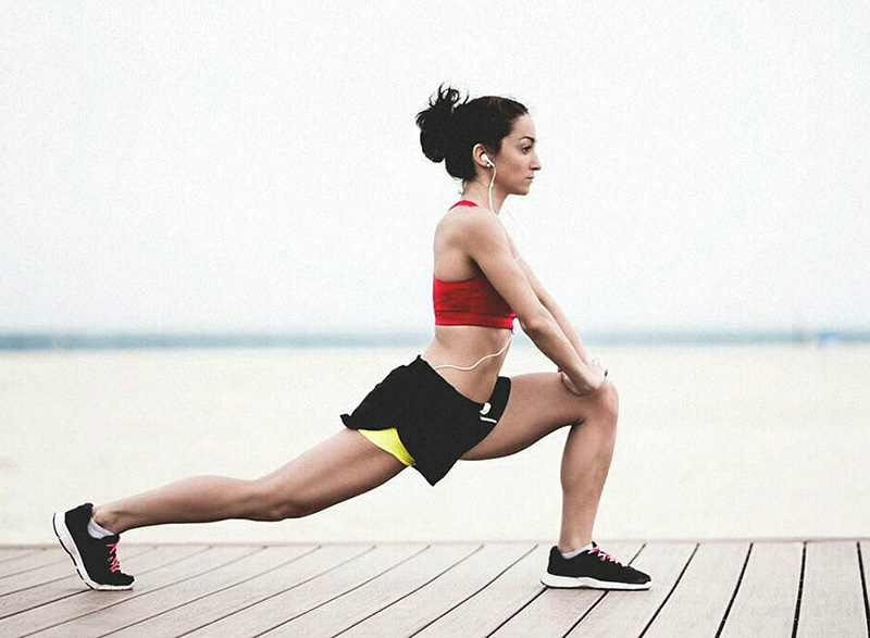 7 bài tập giãn cơ sau khi chơi bóng rổ giúp phục hồi nhanh 2 Bài tập giãn cơ đùi trước