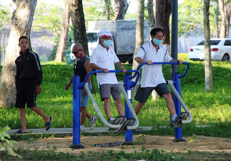 Top thiết bị thể thao ngoài trời phổ biến nhất 2026 4 lợi ích khi tập thể thao ngoài trời